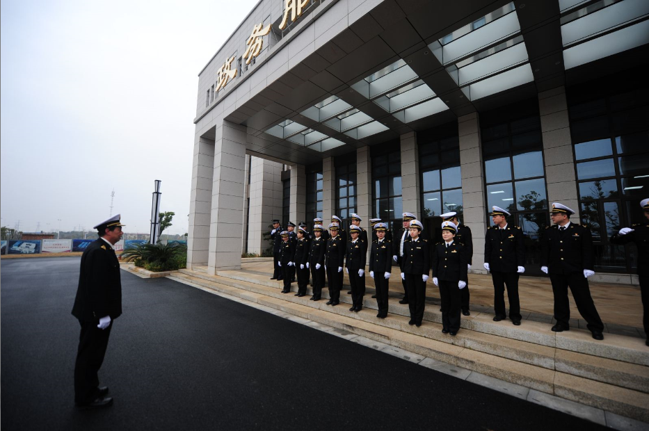 1月2日上午，南昌海关现场业务处举行升旗仪式。关（警）员们关容严整、队列整齐，在庄严地国歌声中向国旗敬礼。